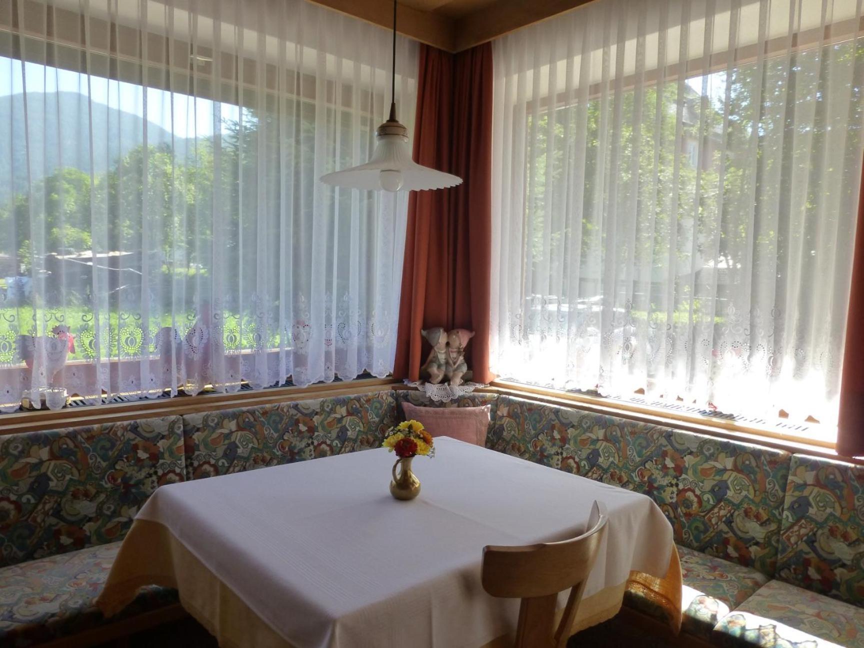 Garni Helfer Bed & Breakfast Dobbiaco Ngoại thất bức ảnh